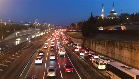 K­ı­s­ı­t­l­a­m­a­ ­s­o­n­r­a­s­ı­ ­İ­s­t­a­n­b­u­l­­d­a­ ­t­r­a­f­i­k­ ­y­o­ğ­u­n­l­u­ğ­u­ ­-­ ­S­o­n­ ­D­a­k­i­k­a­ ­H­a­b­e­r­l­e­r­